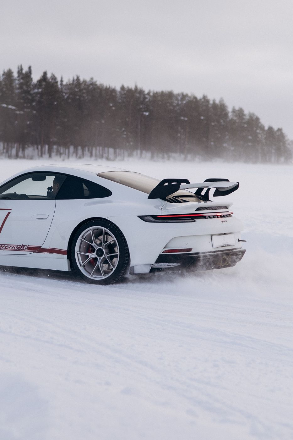 Porsche 911 GT3 в заносе у заснеженного леса