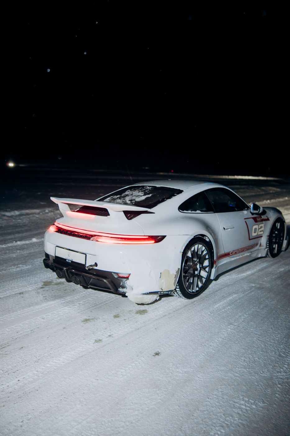 Porsche на льду после заката