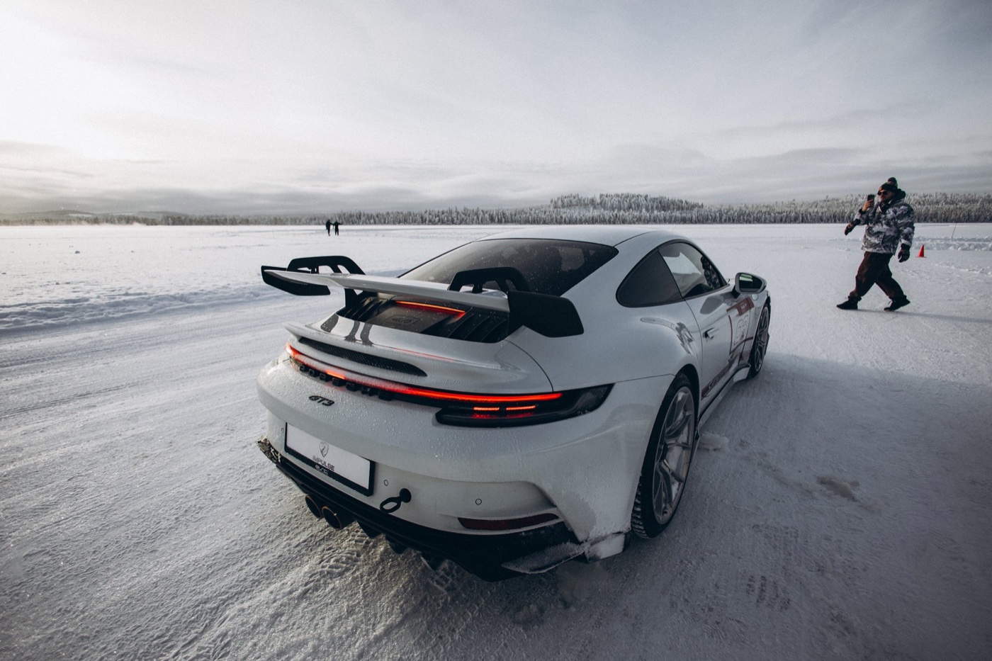 Porsche на ледовом треке после заезда