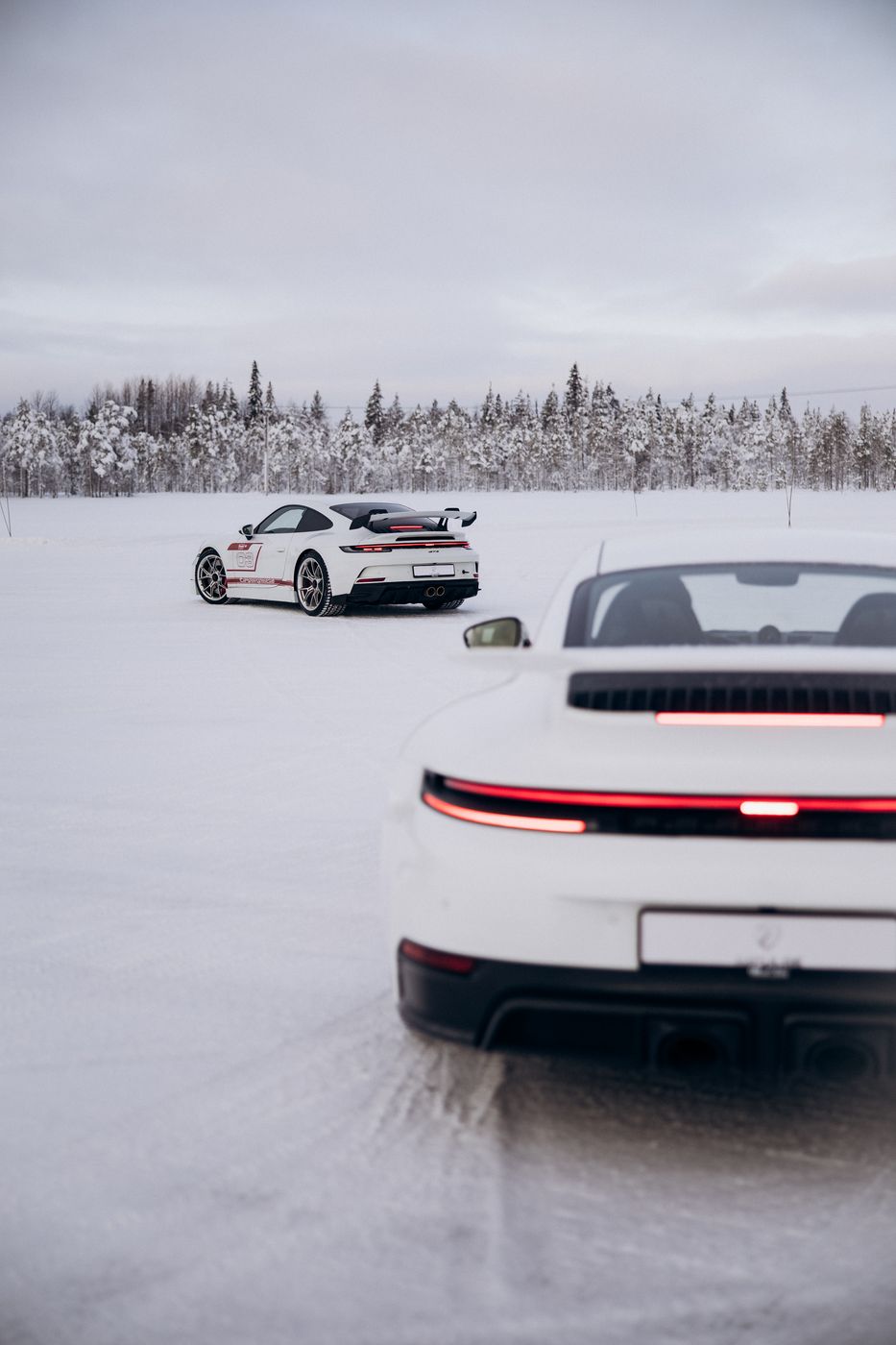 Два Porsche на ледовой трассе