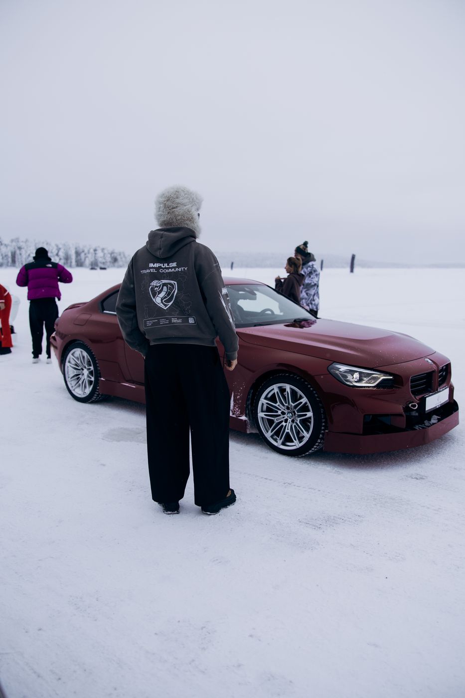 Гость в худи IMPULSE у красного BMW