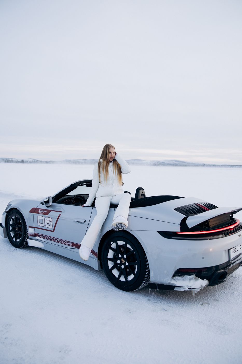 Девушка на Porsche 911 с открытым верхом