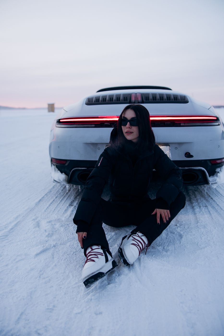 Девушка на снегу перед Porsche